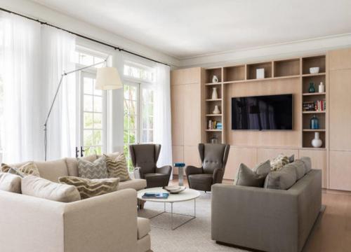 Как выбрать в гостиную красивую и современную тюль. Варианты драпировки тюля в гостиной 05 Как выбрать в гостиную красивую и современную тюль. Варианты драпировки тюля в гостиной 05