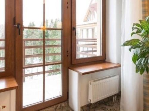 Установка подоконника в деревянном доме 06 Установка подоконника в деревянном доме 06