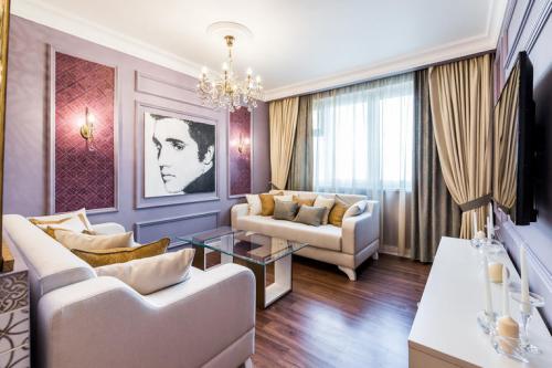 Современные стили штор в гостиных. Прямые шторы и тюль 04