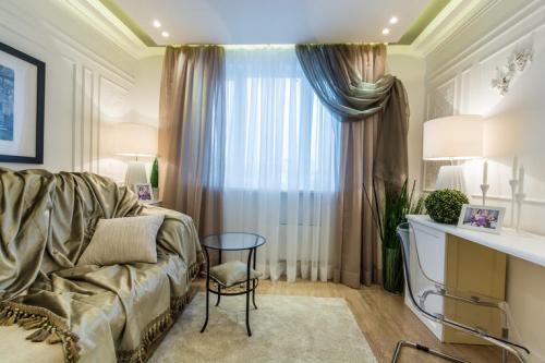 Современные стили штор в гостиных. Прямые шторы и тюль 03