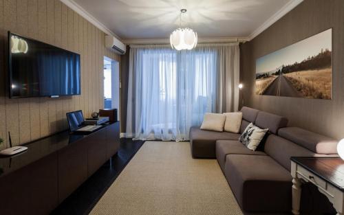 Современные стили штор в гостиных. Прямые шторы и тюль 06