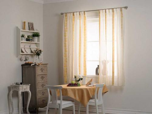 Короткие шторы из тюля в гостиную. Особенности короткого тюля