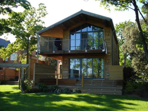 Дом с панорамные окнами. Дом с панорамными окнами — нестандартные проекты частных домов. 120 фото красивых частных домов с большими окнами