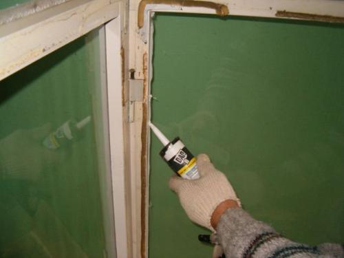 Как правильно силиконить деревянные окна. Герметик для деревянных окон — правила выбора и использования