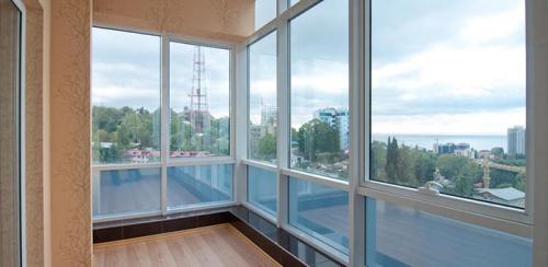 Что дешевле: алюминиевые окна или пластиковые. Какие балконы лучше — пластиковые или алюминиевые