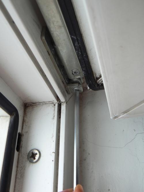 Как снять и разобрать ручку пластикового окна. Не поворачивается ручка пластикового окна или поворачивается не до конца