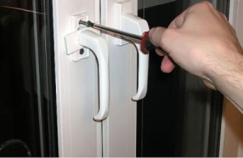 Как снять ручку с деревянного окна. Как самостоятельно поставить (снять) ручку с окна ПВХ