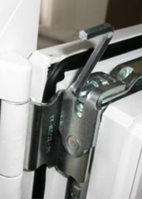 Ремонт окна +4 этап замена фурнитуры демонтаж.. На пластиковых оконных конструкциях 08