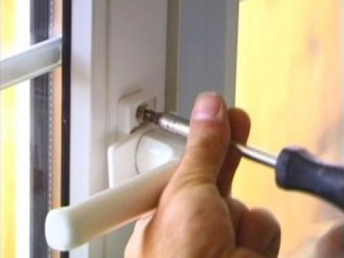 Как разобрать фурнитуру пластикового окна. Как заменить своими руками? 08