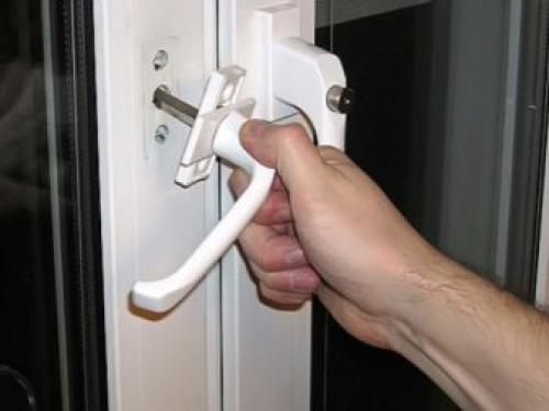 Как разобрать фурнитуру пластикового окна. Как заменить своими руками? 01