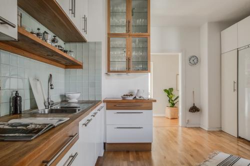 Кухня 2022 в ретро стиле. Что нужно знать о дизайне кухни в стиле ретро