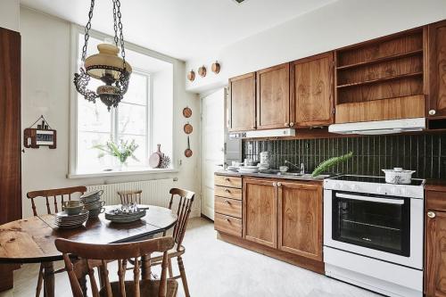 Кухня 2022 в ретро стиле. Что нужно знать о дизайне кухни в стиле ретро