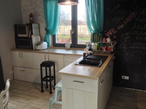 Светлая кухня с деревом. 32 идеи для белой кухни с деревянной столешницей