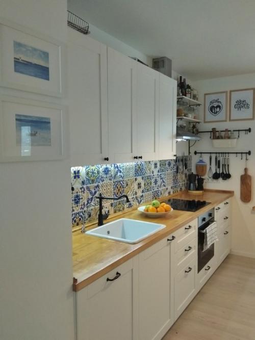 Светлая кухня с деревом. 32 идеи для белой кухни с деревянной столешницей