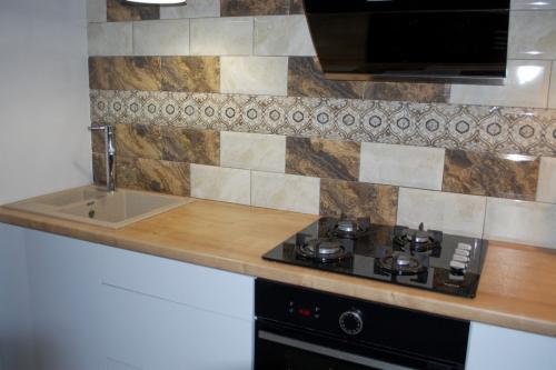 Светлая кухня с деревом. 32 идеи для белой кухни с деревянной столешницей