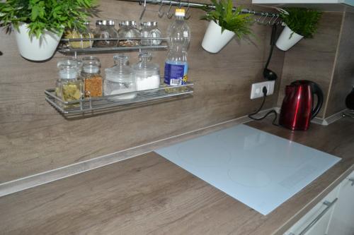 Светлая кухня с деревом. 32 идеи для белой кухни с деревянной столешницей