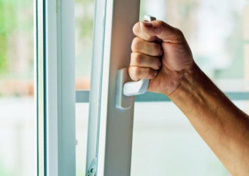 Окно с форточкой или поворотно-откидная створка. Откидная створка