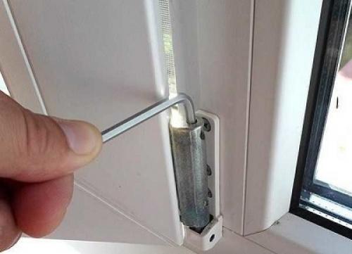 Регулировка форточки пластикового окна. Как отрегулировать пластиковые окна, если створка цепляет раму снизу 02
