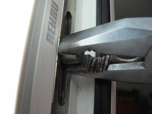 Ремонт створки пластикового окна. Регулировка пластиковых окон своими руками