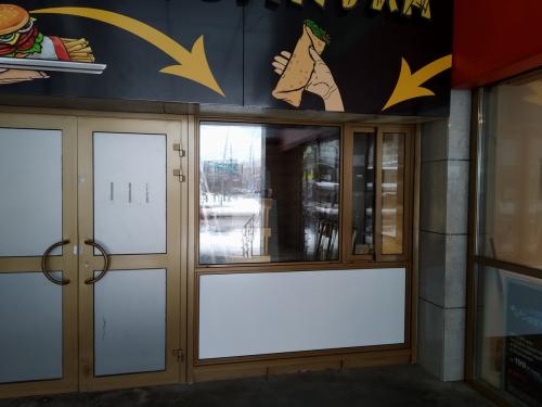 Врезка форточки в стеклопакет в Москве. Форточки для ночной торговли +7(495) 799-18-47 08