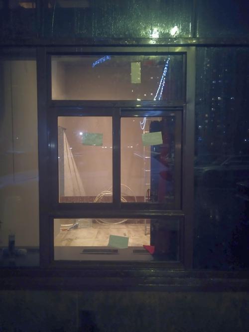 Врезка форточки в стеклопакет в Москве. Форточки для ночной торговли +7(495) 799-18-47 07