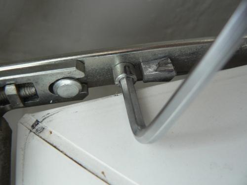 Ремонт створки пластикового окна. Регулировка пластиковых окон своими руками