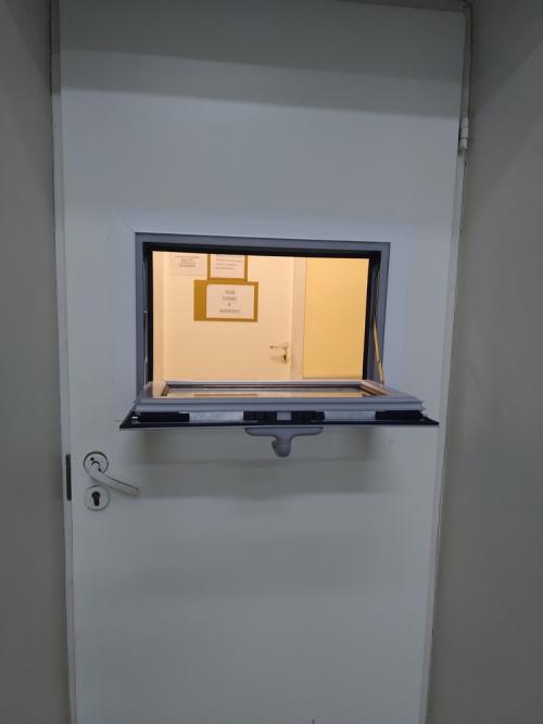 Врезка форточки в стеклопакет в Москве. Форточки для ночной торговли +7(495) 799-18-47 12