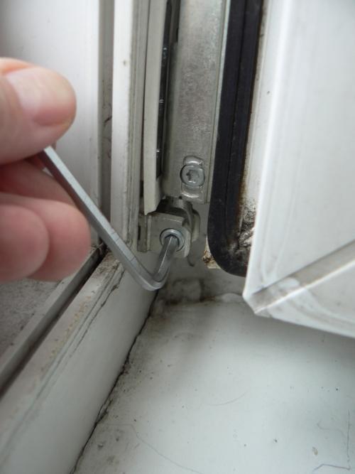 Ремонт створки пластикового окна. Регулировка пластиковых окон своими руками