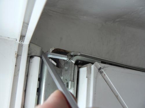 Ремонт створки пластикового окна. Регулировка пластиковых окон своими руками