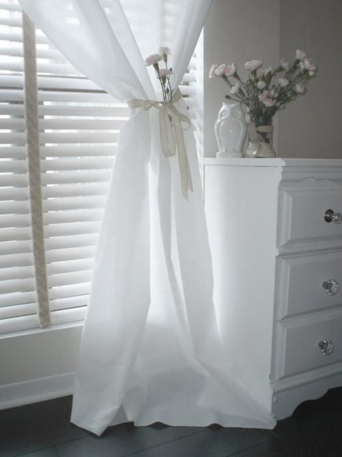 Белые шторы в интерьере. Оформление помещения