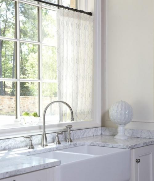 Белые шторы в интерьере. Оформление помещения