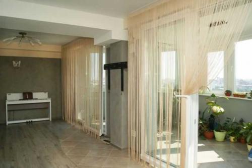 Короткая тюль в гостиную. Тюль для гостиной: 135 фото и видео примеров стильного оформления окон в современном интерьере