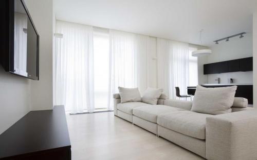 Белые шторы в зал. Белые шторы в интерьере: преимущества и недостатки белых штор в разных комнатах. Правила выбора плотности и фактуры ткани