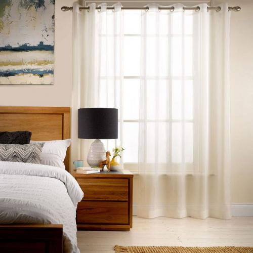 Белые шторы в зал. Белые шторы в интерьере: преимущества и недостатки белых штор в разных комнатах. Правила выбора плотности и фактуры ткани