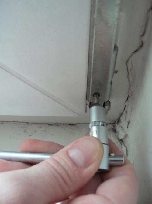 Регулировка пластиковых окон по вертикали. Самостоятельная регулировка пластиковых окон