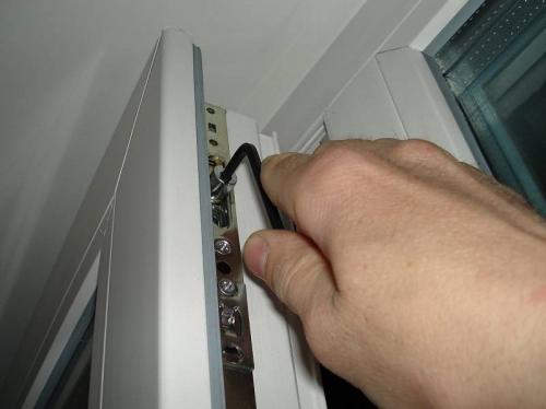 Регулировка пластиковых окон самостоятельно. Регулировка пластиковых окон — пошаговая инструкция, как самостоятельно отрегулировать петли, прижим окна на лето и зиму