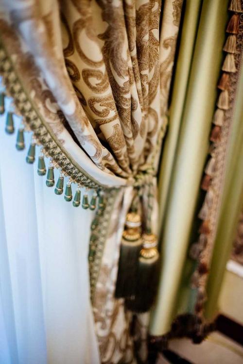 Шторы в интерьере гостинной. Шторы в гостиную: новинки, фото примеры современных штор, правила использования и особенности оформления