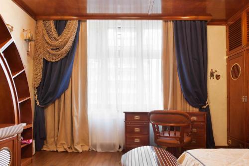 Тюль к шторам блэкаут. Шторы блэкаут: ТОП-150 фото новинок дизайна. Нестандартные решения по сочетанию светонепроницаемых штор в интерьере