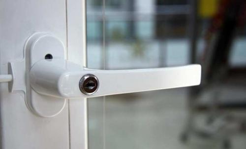 Не закрывается пластиковое окно, что-то мешает. Не закрывается пластиковое окно: советы, что делать, если ручка не поворачивается, отошел верхний угол или заедает снизу