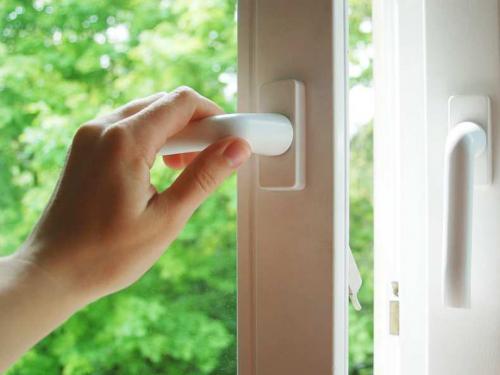 Не закрывается пластиковое окно, что-то мешает. Не закрывается пластиковое окно: советы, что делать, если ручка не поворачивается, отошел верхний угол или заедает снизу