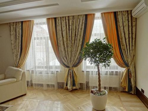 Шторы в зал 2022 года. Модные шторы для зала в 2022 году 11