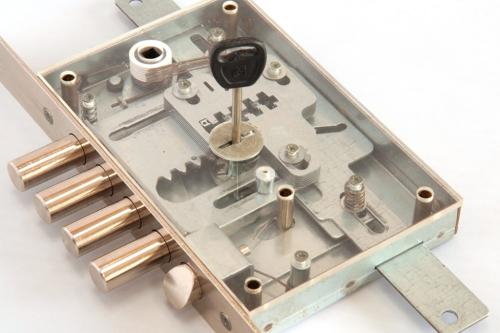 Как снять пластиковую дверь если заклинил замок. Как можно открыть пластиковую дверь