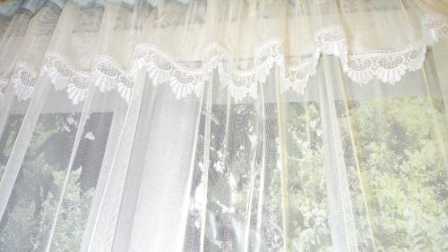 Тюль для кухни длинная. Тюль на кухню: выбор ткани, цвета, стиля, дизайна, рисунка. Правила комбинирования тюля с длинными и короткими шторами (200 фото)